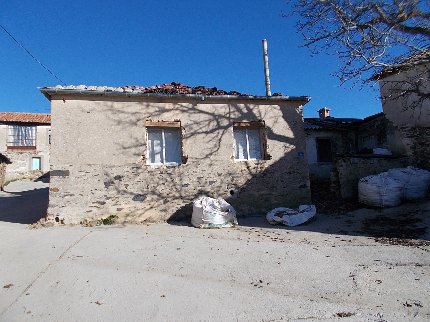 URBANA.-Construcción destinada a uso residencial y a almacén sita en la CL ERAS, número UNO de la localidad de LAGO de OMAÑA, Ayuntamiento de SOTO y AMIO. Tiene una superficie gráfica de 198 m2 y una superficie construida de 197 m2 distribuidos en un - Imagen 1