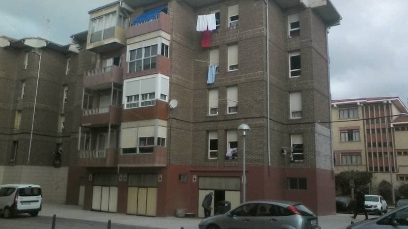 URBANA: Nº 3. PISO SEGUNDO DERECHA, tipo A 3 D, situado en la planta alta 2, del bloque número 7, de los 41 bloques construidos sobre una parcela de terreno radicante en el pueblo de San Román, sitio de la Albericia. Está destinado a vivienda; tiene - Imagen 1