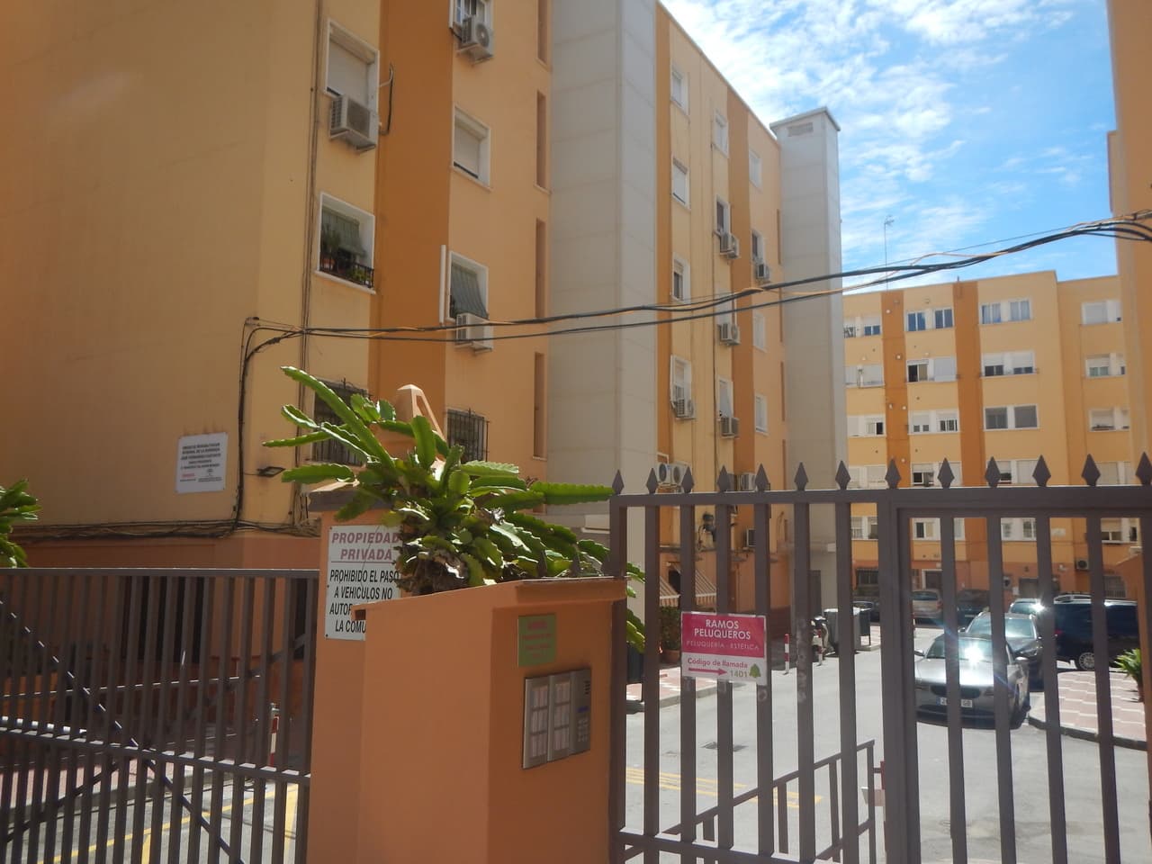 URBANA: OCHO.- Vivienda situada en la planta tercera, cuarta de edificación, a mano derecha subiendo, de la casa número siete de la Barriada Fernández Castanys de Málaga. Ocupa una superficie total construida aproximada de SESENTA Y CINCO METROS CON - Imagen 1