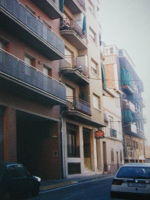 URBANA: VIVIENDA a la que en la comunidad se le asigna el número TRES, puerta uno del piso entresuelo del edificio en Montcada i Reixac, con frente a la calle Castells número diecisiete; con su correspondiente distribución interior y cincuenta y cinc - Imagen 1