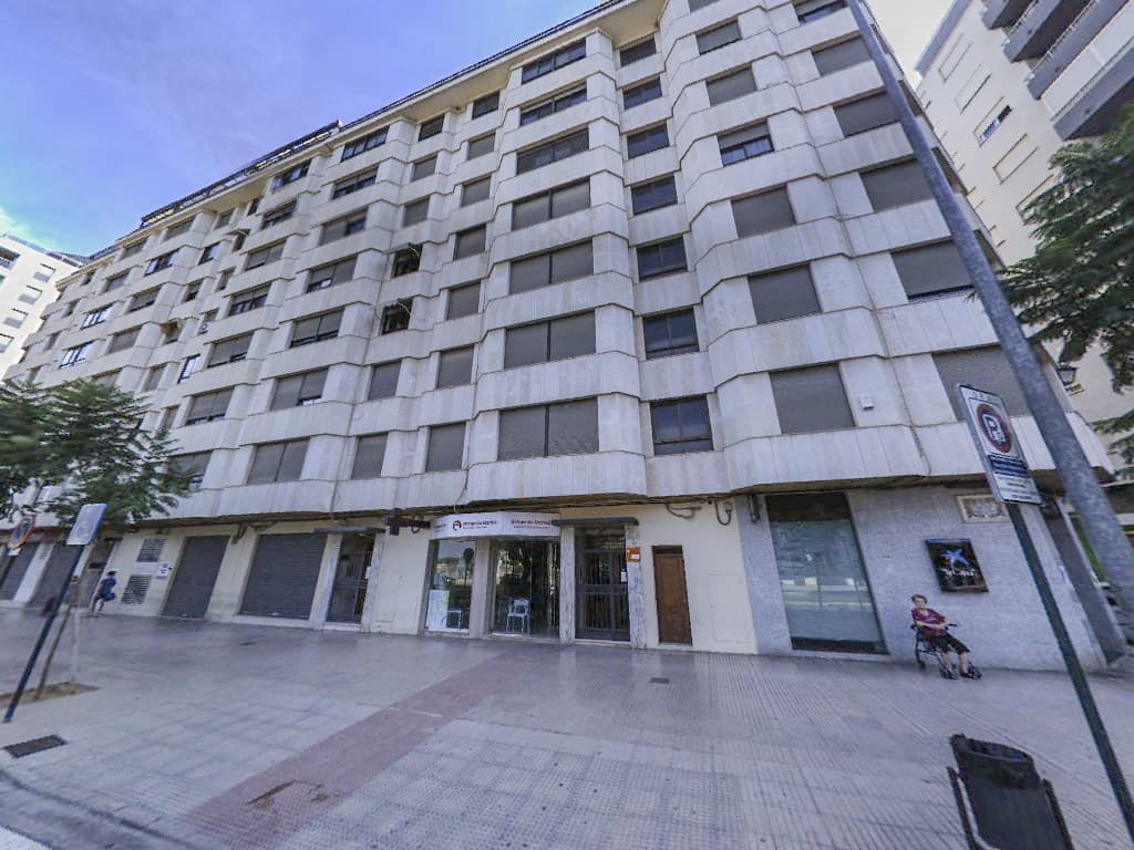 VIVIENDA sita en primera planta alta derecha, tipo B, sita en Alzira, Plaza la Generalitat 11, zaguán 1. Finca registral nº 41.856, inscrita en el tomo 2.498, libro 1.025, folio 37 del Registro de la Propiedad nº 2 de Alzira.