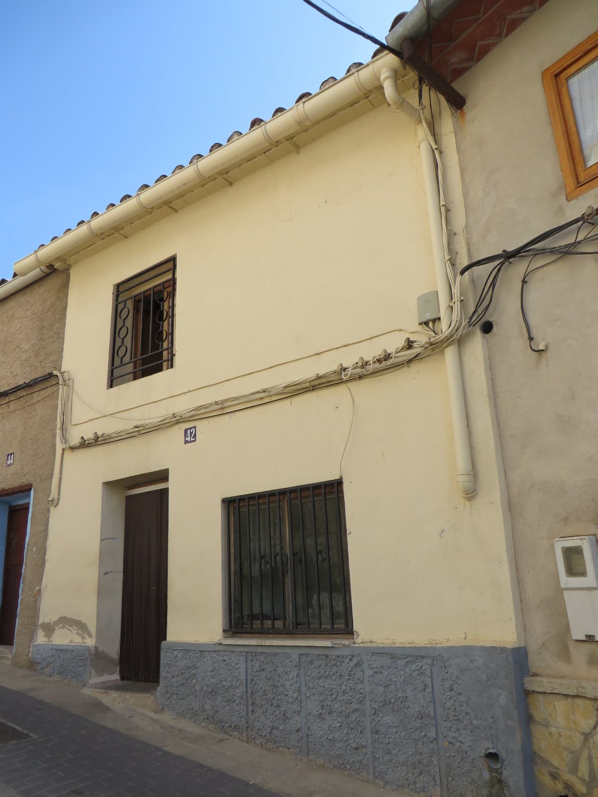 Casa en Les Useres calle Santa Waldesca número cuarenta y dos, con fachadas a dos calles, la principal a la calle Santa Waldesca número cuarenta y dos y las trasera a la calle Roques Conilla número treinta. Se accede a ella por puertas recayentes a a - Imagen 1
