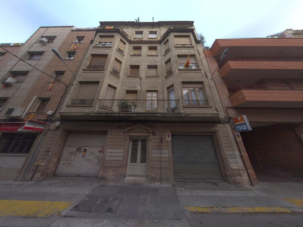 URBANA: Local comercial, sito en la planta baja de la casa número veinte, de la calle Ciudad de Fraga, de Lleida. Tiene una superficie construida de doscientos noventa y cuatro metros cuadrados.Se compone de varias dependencias.Inscrito en el Registr