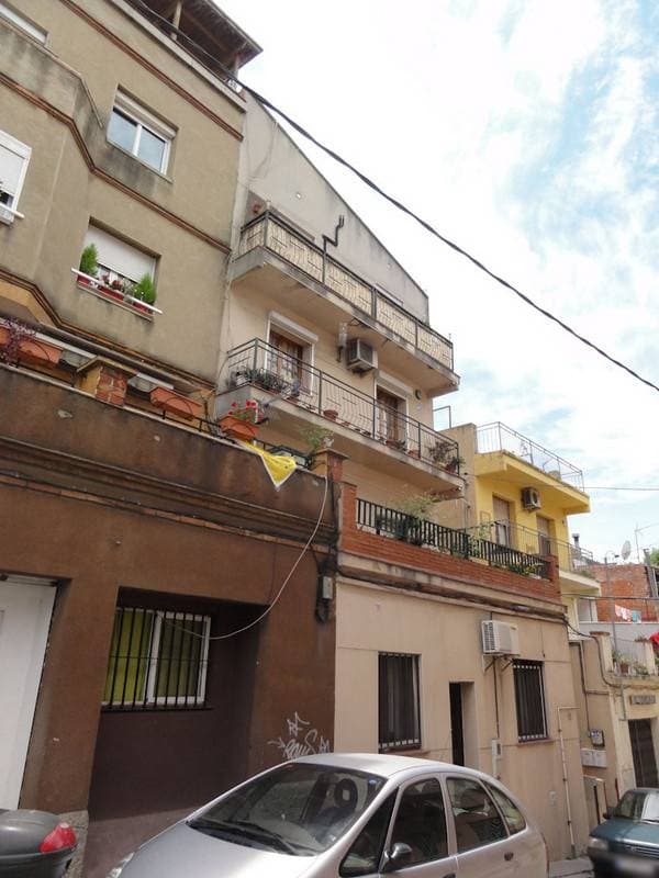 URBANA. Local comercial al que en la comunidad se le asigna el número uno situado en la planta baja del edificio sito en Montcada i Reixac, calle del Puente, número 12, de superficie de sesenta metros cuadrados. Tierne una cuota de veintidós enteros - Imagen 1