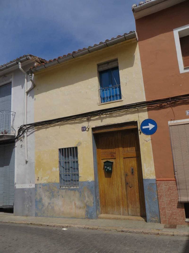Finca Registral Núm. 5683 inscrita al tomo 2207, libro 421, folio 206 URBANA.- Casa sita en Carcaixent, calle San Carlos, número diecinueve, del Barrio de San Antonio, de noventa y siete metros y cincuenta decímetros cuadrados. Linda: izquierda entra - Imagen 1
