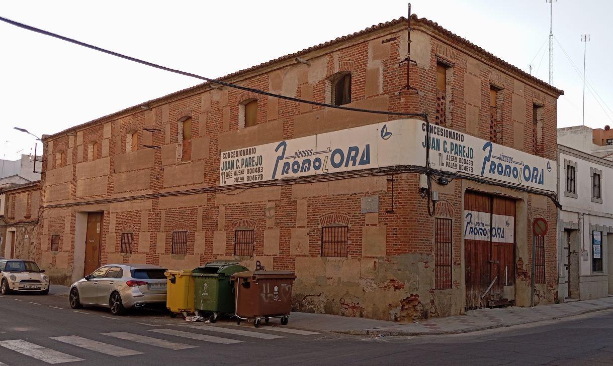 Finca urbana. INSCRIPCION: 7ª de la finca nº 19.854, al Folio 43 del Libro 738 de Don Benito, Tomo 1.602 del Archivo General. REFERENCIA CATASTRAL: 1765245TJ5116N0001GI con la siguiente descripción registral: “Casa, hoy almacén, en esta ciudad y en s - Imagen 1