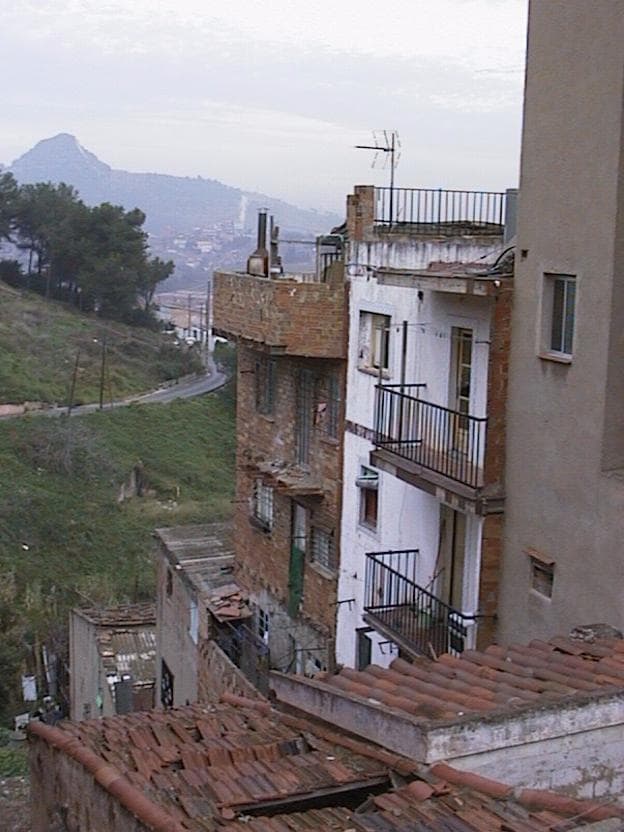 URBANA. PARCELA CATASTRAL NÚMERO VEINTE, en término municipal de Barcelona, barriada de San Andrés de Palomar, con frente a la Avenida de Vallbona, donde tiene asignado el número treinta y nueve; de superficie aproximada quinientos setenta y dos metr - Imagen 1