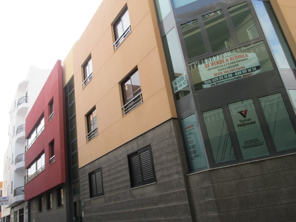 VIVIENDA NUMERO CINCO, señalada con el guarismo "2C", en la PLANTA PRIMERA de un edificio sito en la Calle San Felipe, nº 2 de Icod de los Vinos. Mide SESENTA Y CUATRO METROS Y NOVENTA Y SEIS DECIMETROS CUADRADOS. Está distribuida interiormente en re - Imagen 1