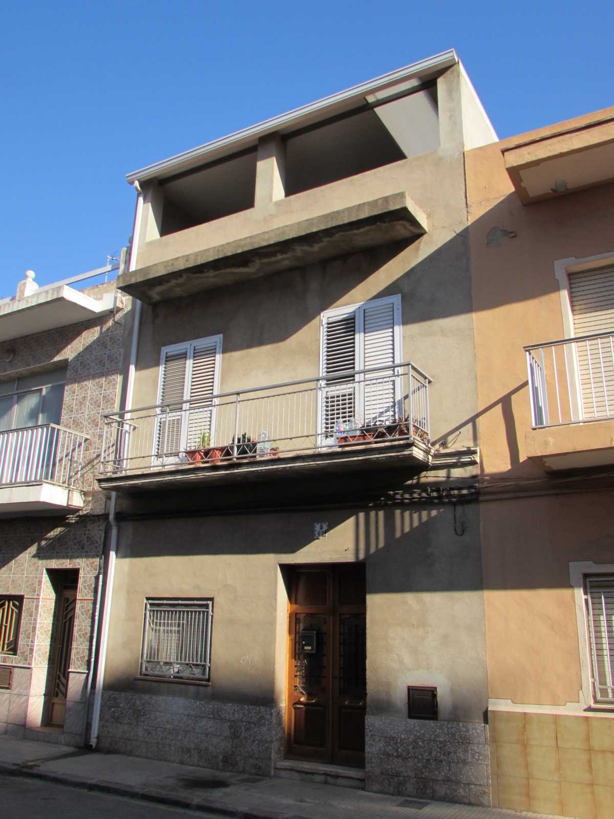 URBANA.- Casa situada en Algemesí en la Calle San Benet nº 67. Tiene una superficie de CIENTO SESENTA Y SIETE METROS CUADRADOS.