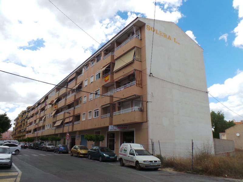 100,00% de Propiedad plena de URBANA: NÚMERO TRECE.-(V.P.O: SÍ).-Vivienda en primera planta alta, tipo D, sito en La Vila Joiosa, Alicante, formando parte del edifico Solera, situado en la Avenida de Benidorm, número veinticinco. Tiene su acceso a tr - Imagen 1