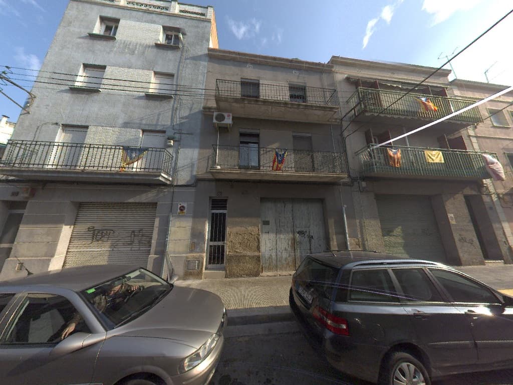 Local comercial sito en los bajos de la casa ubicada en Lleida, calle La Cerdanya número veintiséis, de superficie construida ochenta y ocho metros, noventa decímetros cuadrados, construido sobre un solar de ciento dieciocho metros, setenta y tres de - Imagen 1