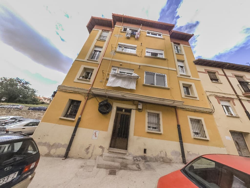 Linda: por su frente o Norte, mirando desde la calle, con CALLE DE LAS TAHONAS; Sur o fondo, con casa número dos de la CALLE DE LAS CORAZAS; Oeste o derecha, con piso segundo izquierda de la misma planta y escalera; y al Este o izquierda con PLAZUELA - Imagen 1