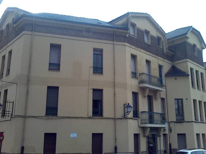 Finca nº 47968, inscrita en Registro Propiedad Pola Laviana, al tomo 1834, libro 918 y folio 187.URBANA. NÚMERO TRECE. Vivienda derecha, sita en la planta cuarta o bohardilla y a la que se accede por medio del portal y caja de escalera número UNO de - Imagen 1