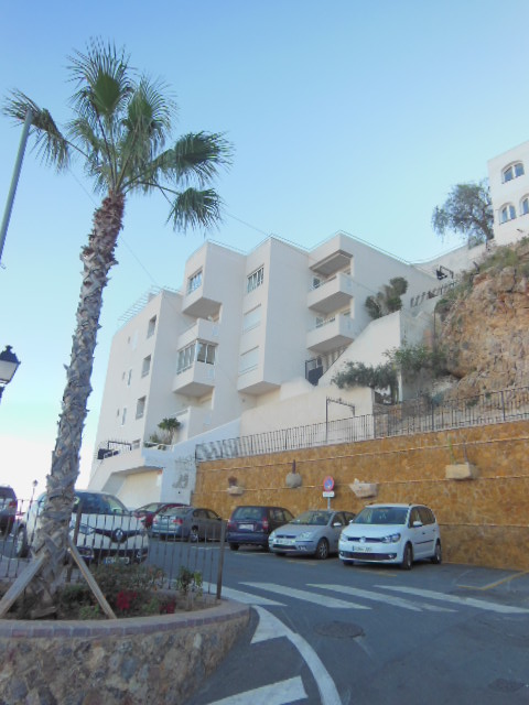 LOCAL COMERCIAL TRECE sito en la Planta denominada "Nivel 0" del "Cuerpo de Edificación B". Mide una superficie útil de diecinueve coma cincuenta metros cuadrados. Linda, al frente, considerando como tal la calle de la Puntica con ésta, donde abre su - Imagen 1