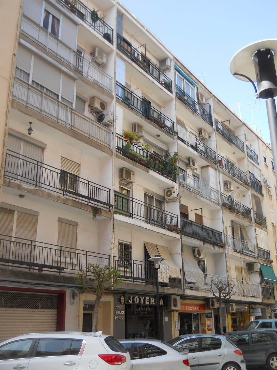 URBANA: VEINTISIETE.- Vivienda tipo D, número ocho sita en la planta cuarta de la casa número cuatro de la calle padre Santonja, con vuelta a la del Literato Azorin, 18, de Mislata, con acceso por el portal número dieciocho de la calle Literato Azori - Imagen 1