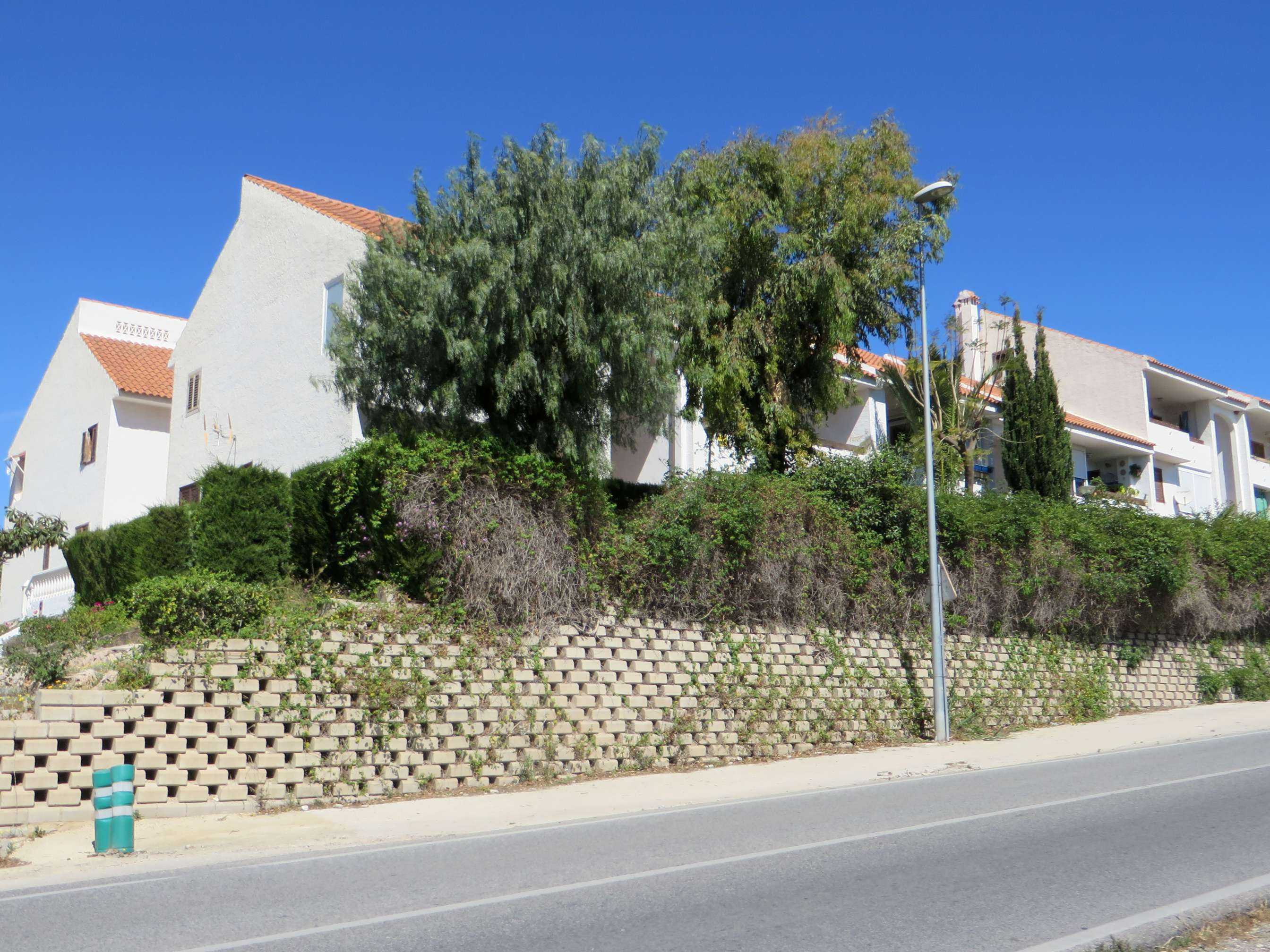 URBANA: NUMERO DIECISIETE DE ORDEN GENERAL.- Vivienda puerta número UNO en la planta baja a la derecha entrando en la casa 04 del GRUPO O CONJUNTO CONSTRUCTIVO, que forma parte del "POLIGONO SEIS", en término de Alfaz del Pi, partida Foya de Lon y Al - Imagen 1