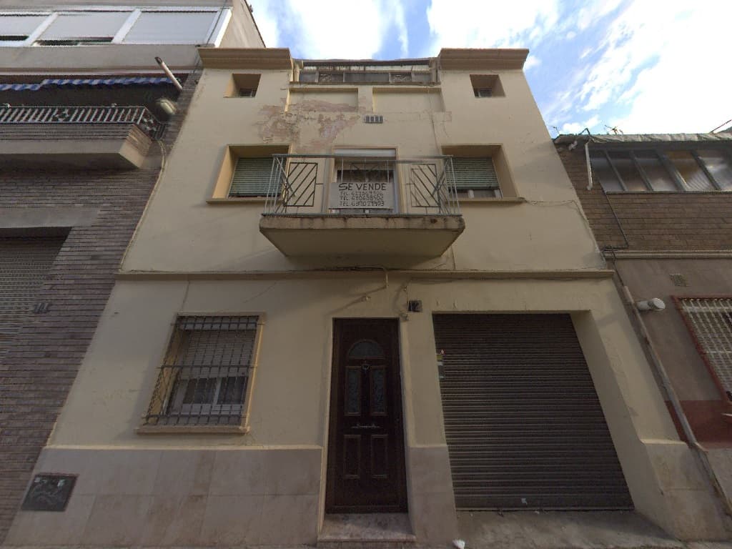 Porción de terreno en la ciudad de Lleida, partida Balafia, de setenta y dos metros, quince decímetros cuadrados, sobre la que existe una VIVIENDA de planta baja y primer piso, señalada con el número doce de la calle Mare Dolcet, de sesenta y cinco m - Imagen 1