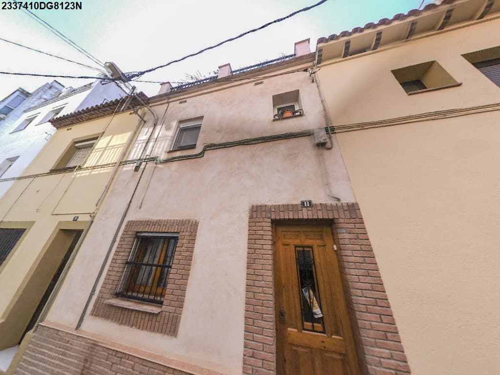 URBANA: CASA sita en Blanes, en la calle Empordà, número once. Construida sobre un solar de superficie setenta metros cuadrados. Compuesta de planta baja, que se distribuye en cocina, comedor, baño y un dormitorio, con una superfície construida de tr - Imagen 1