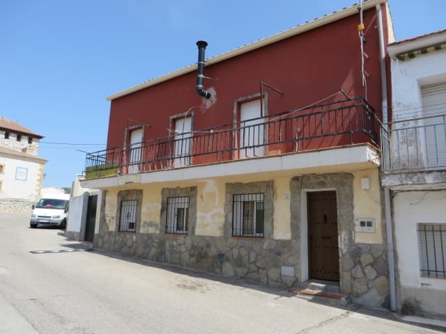 Casa de planta baja y alta erigida sobre un solar de setenta metros cuadrados y un total de superficie construida de ciento veintitrés metros cuadrados, distribuida en varias habitaciones, servicios y dependencias propias de su destino, sita en Calle - Imagen 1