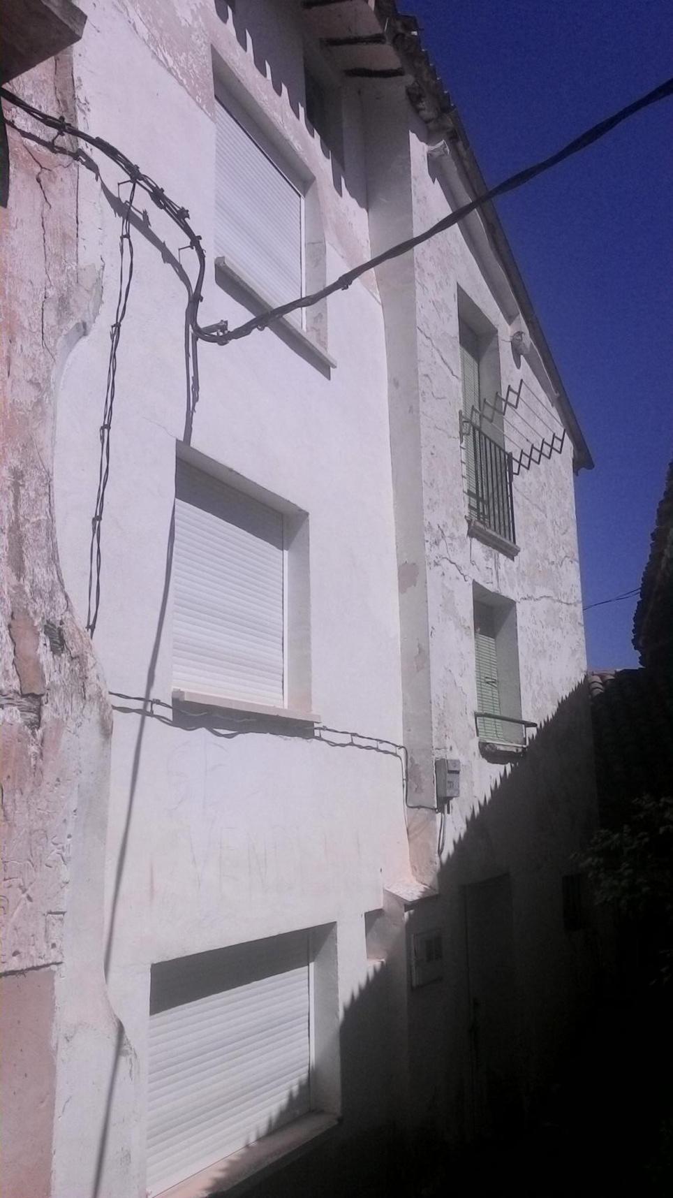 Casa habitación sita en Nalda (La Rioja) en su calle del Cristo, señalada con el nº 2 de gobierno. Ocupa una superficie de cincuenta y un metros cuadrados. Consta de portal, almacén, baño y escalera, en planta baja; en planta primera, distribuidor, c - Imagen 1