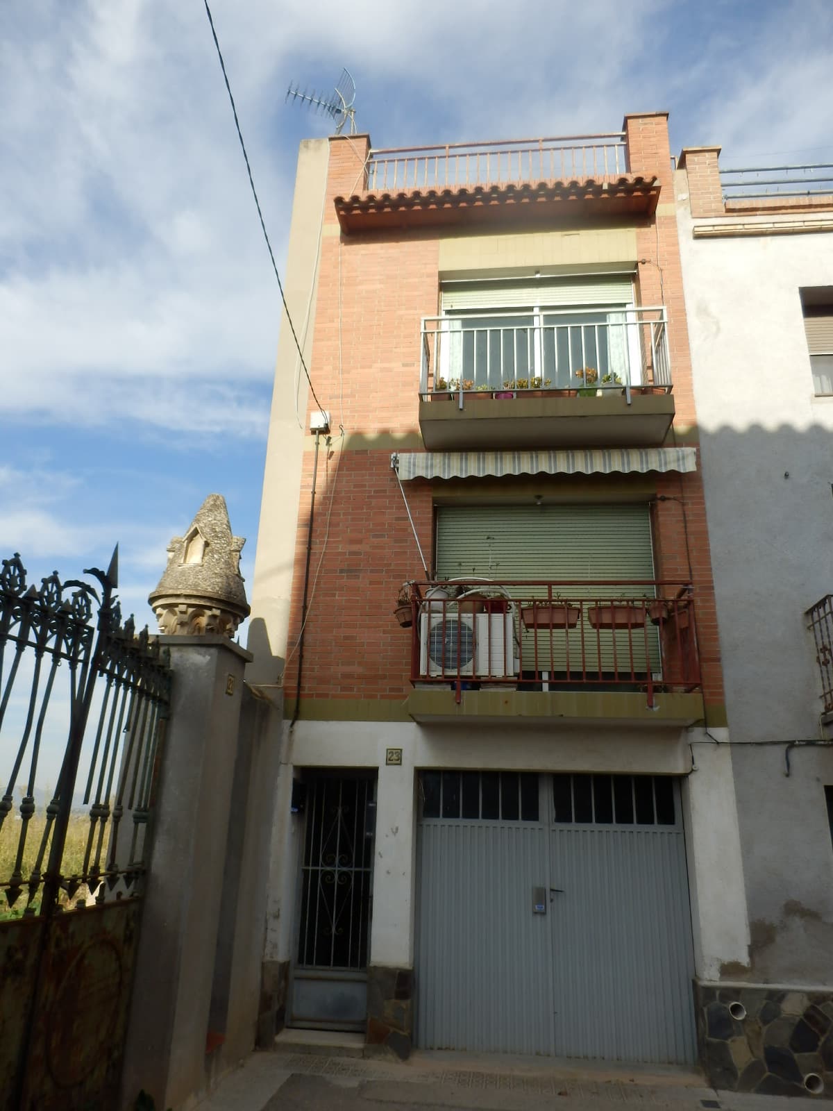 URBANA: Entidad número dos.- Vivienda puerta única de la primera planta, de la casa sita en Gornal, calle de Gornal, número 23,(según catastro C/ RAVAL DE FRANÇA-LA GORNAL 23). De superficie registral veintiocho metros cuadrados, aunque real de cincu - Imagen 1
