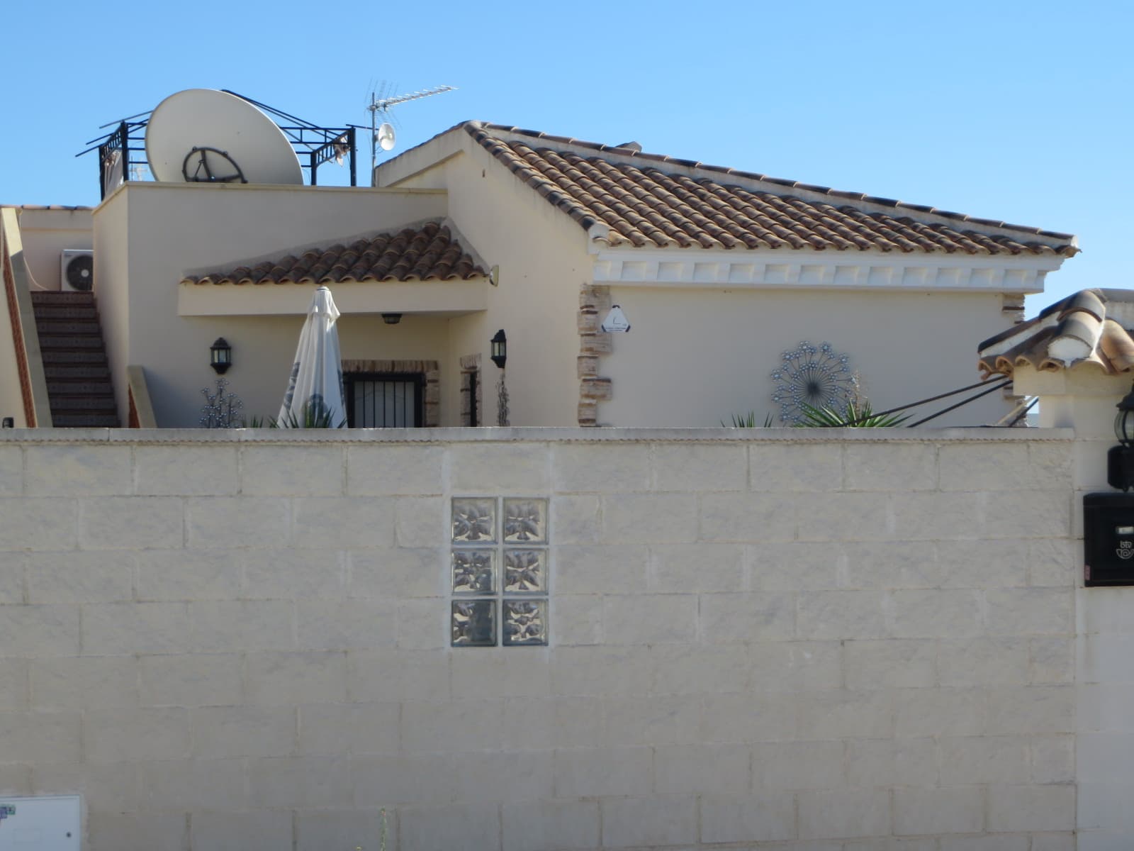 URBANA.- En San Fulgencio, Alicante, Plan parcial sector V, parcela R.17.5; parcela de tierra señalada con el número 5, actualmente calle Ainhoa Arteta, número 27. Mide quinientos catorce metros cuadrados, en la que se incluye una vivienda unifamilia - Imagen 1