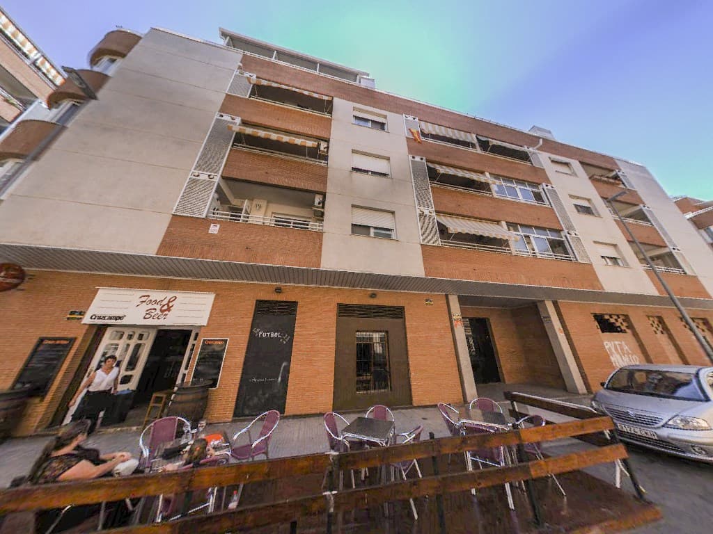 Urbana. Ciento Cinco.- Vivienda tipo A, situada en el segundo piso alto, puerta señalada con el número cuatro, con fachada a la calle Antonia Cerda, número tres, en Alzira.