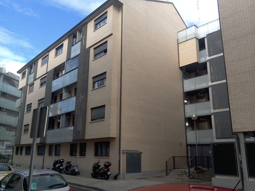 FINCA URBANA: NÚMERO TREINTA Y OCHO.- Vivienda número 2 en la planta TERCERA, de 73,40 metros cuadrados de superficie útil interior y de 3,12 metros cuadrados de exterior. Le corresponden como anejos la plaza de aparcamiento señalada con el número 48 - Imagen 1