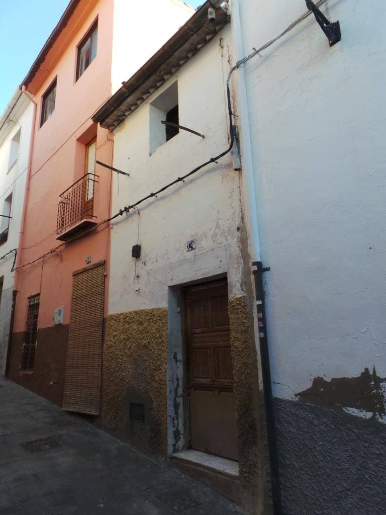 100,00% de Propiedad plena de URBANA. Casa de habitación morada, situada en el poblado de Onil, calle de Moncá señalada con el número catorce de policía. Mide de longitud trece metros y tres metros de latitud. Consta toda ella de dos pisos, bajo y pr - Imagen 1