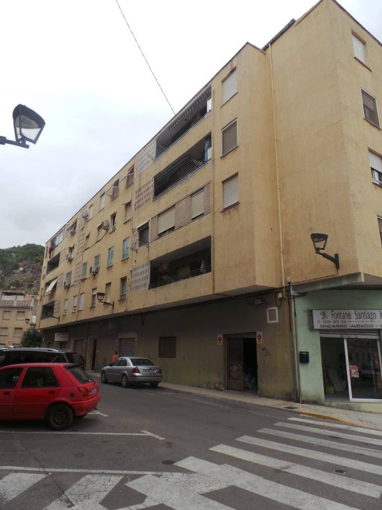 Vivienda sita en la primera planta alta, de la casa sita en COCENTAINA, calle AUSIAS MARCH, número uno, de unos noventa y cinco metros cuadrados, distribuida en vestíbulo, comedor-estar, cocina con galería, cuatro dormitorios, baño y terraza. Desde l - Imagen 1