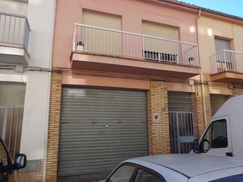 "URBANA. CASA de planta baja y piso con patio en su parte posterior, vivienda unifamiliar sita en Salt, calle Torras i Bages, número 77, de superficie en junto l l 1,30 m2 de los cuales la casa ocupa 75,90 m2, siendo la superficie de la planta piso d - Imagen 1