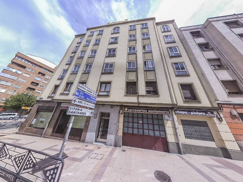 FINCA URBANA-VIVIENDA, sita en BURGOS, PASEO PISONES, NÚMERO 13 planta 6ª Ático, puerta derecha. Consta de cuatro habitaciones, cocina y baño. - Imagen 1