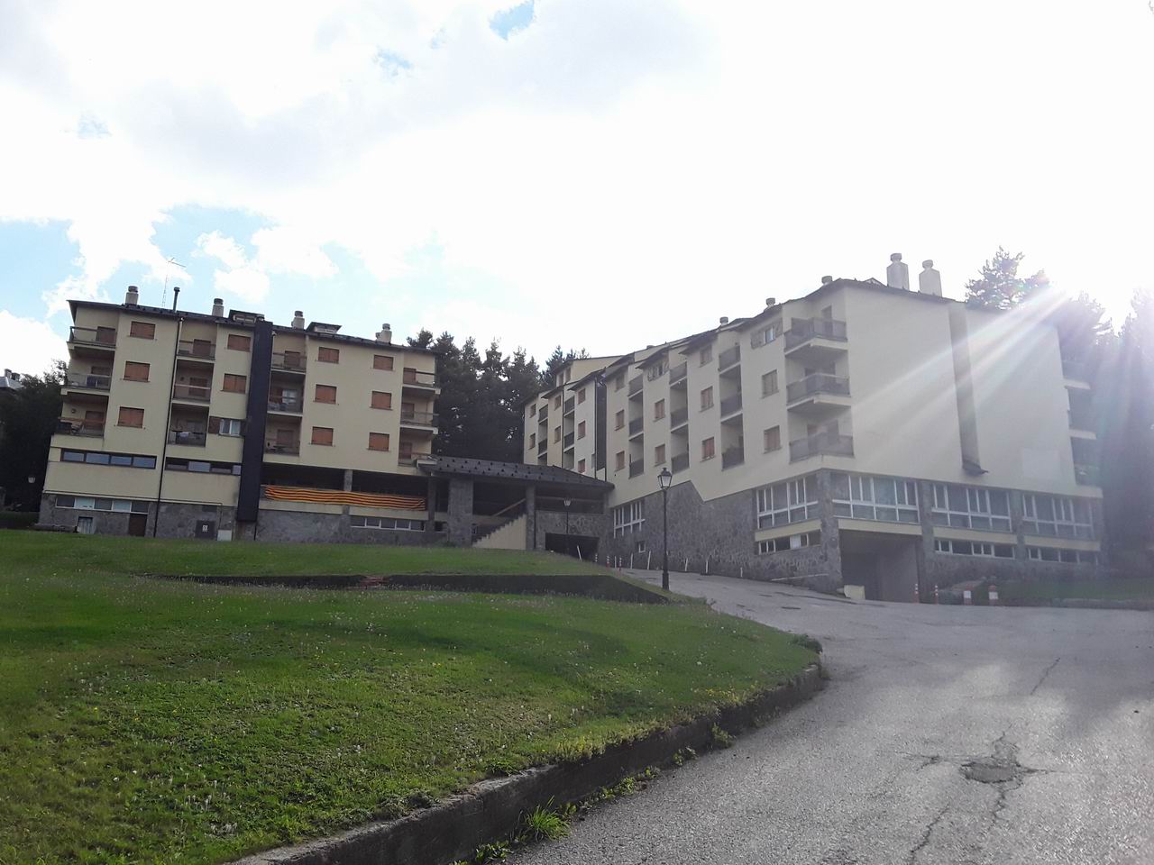 URBANA. Entidad número Veinticuatro, de edificio "Orbis Holidays", compuesto de dos cuerpos, letras A y B, sito en Súper Molina, municipio de Alp: Apartamento en planta segunda alta, cuerpo A, con entrada por vestíbulo, escalera y porche común, puert - Imagen 1