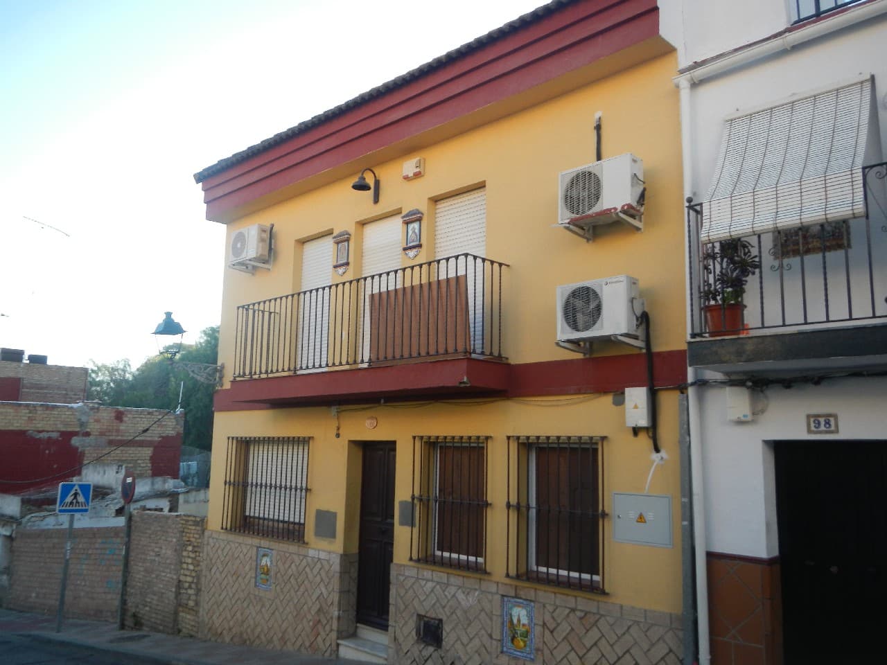 VIVIENDA UNIFAMILIAR.- sita en la calle Camino Viejo, nº 100 de Tomares - Imagen 1