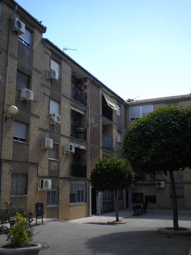 INMUEBLE HORIZONTAL NUMERO DIECINUEVE.- VIVIENDA en planta tercera en altura, centro, del edificio señalado particularmente con la letra B, sito en la calle Historiador Ruiz de la Puerta, en Bailen. Tiene su acceso por las escaleras de la puerta cent - Imagen 1