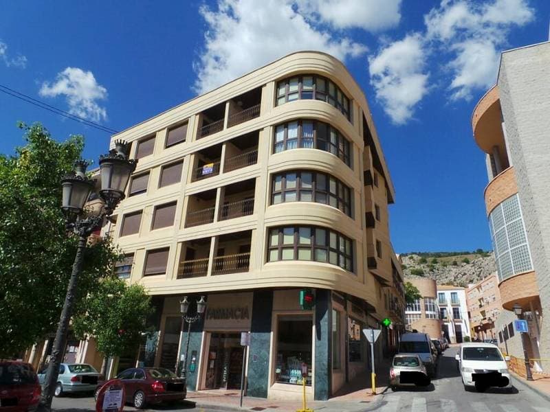 100,00% de Propiedad plena de URBANA.- Una participación de UNA VEINTIUNAVA PARTE INDIVISA, que se concreta en el uso de la PLAZA DE APARCAMIENTO NUMERO DIECISIETE, la cual está sita en la planta sótano, tomando como referencia la avenida de la Const - Imagen 1