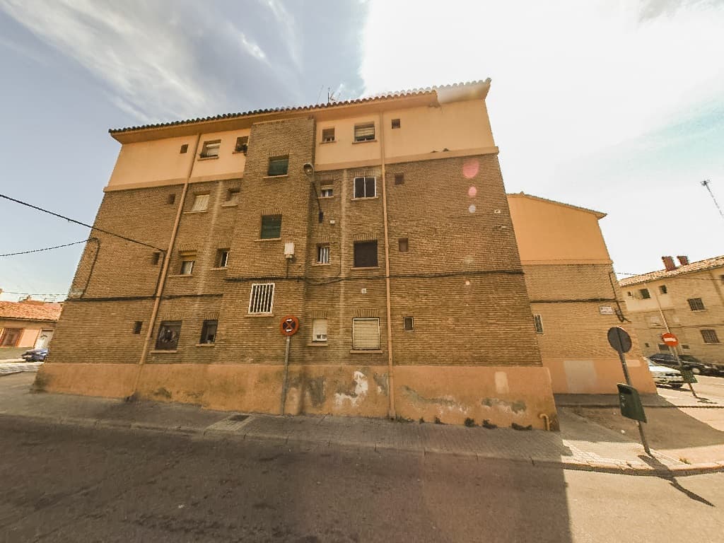 Finca número 52322, inscrita en el Registro de la Prpopiedad nº 10 de Zaragoza , tiene según el Registro la siguiente descripción: URBANA. NÚMERO TRES. Vivienda derecha en la planta primera, de cuarenta y tres metros cincuenta decímetros cuadrados. C - Imagen 1