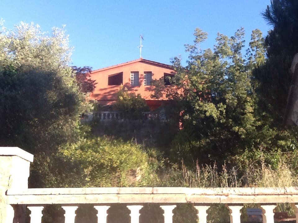 CASA UNIFAMILIAR AISLADA sita en término municipal de Tordera, Urbanización "Agora Park", con frente a la calle Palamós, donde tiene señalado el número diez. Consta de planta baja y planta primera destinadas a vivienda, que se halla distribuida inter - Imagen 1