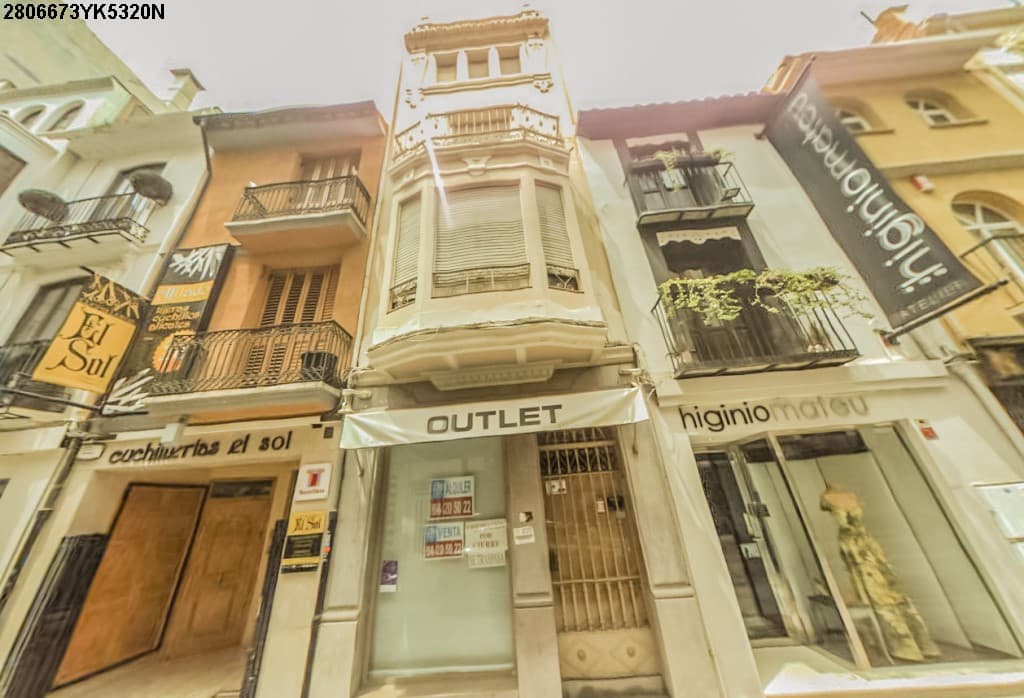 Vivienda que comprende toda la planta baja del edificio en esta Ciudad, calle de Alloza número trece, con entrada independiente a través del portal y zaguán de uso común, distribuida interiormente y ocupa una superficie de cien metros cuadrados, lind - Imagen 1