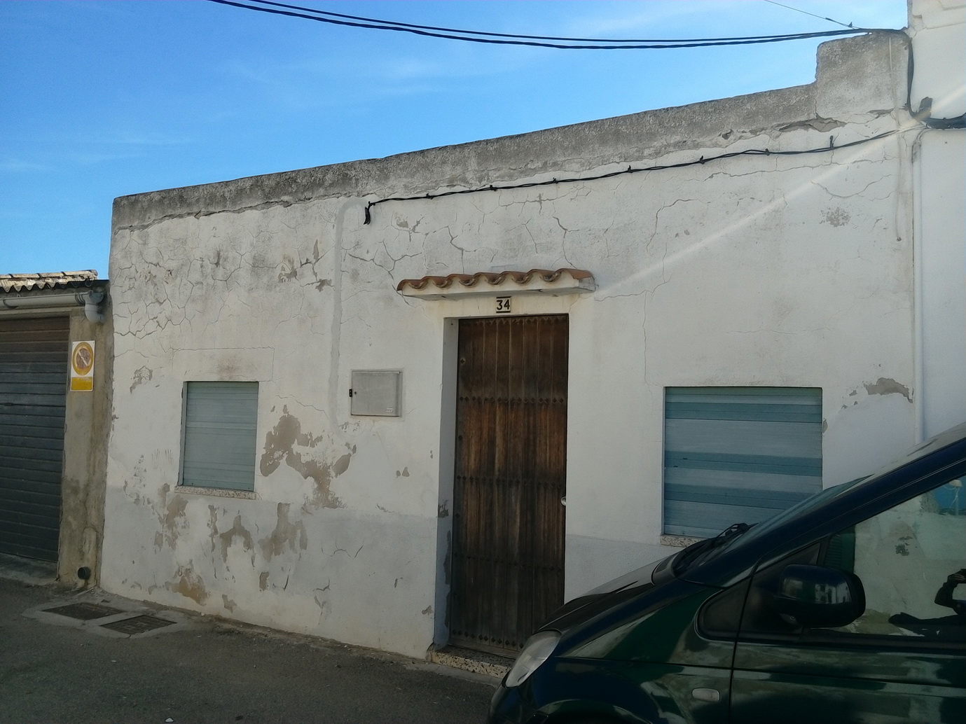 URBANA: Parcela de terreno sita en término de Felanitx, barrio marítimo de Porto Colom, calle de La punta número treinta y cuatro; en la que hay edificada una cochera. Mide treinta palmos de ancho por sesenta de longitud o sea SESENTA Y OCHO METROS S - Imagen 1