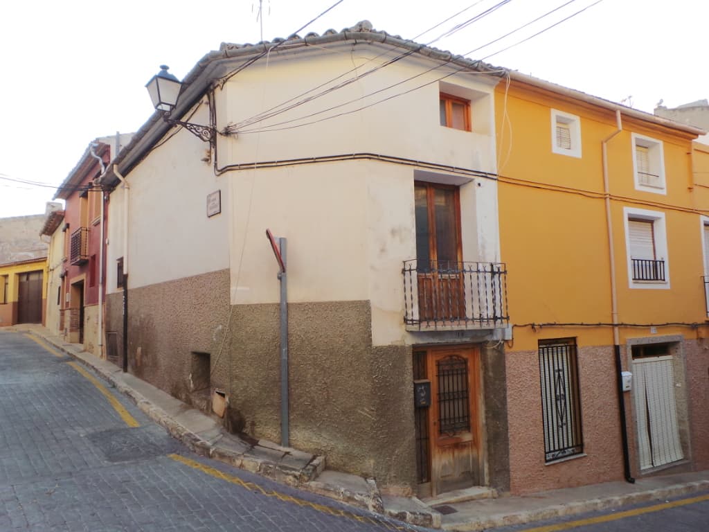 FINCA DE CASTALLA Nº: 819, (CÓDIGO REGISTRAL ÚNICO 03011000066481). URBANA. Casa habitación situada en Castalla, calle Hospital, número catorce.- Está compuesta de planta sótano y de tres plantas, comunicadas entre sí mediante escalera interior.- La - Imagen 1