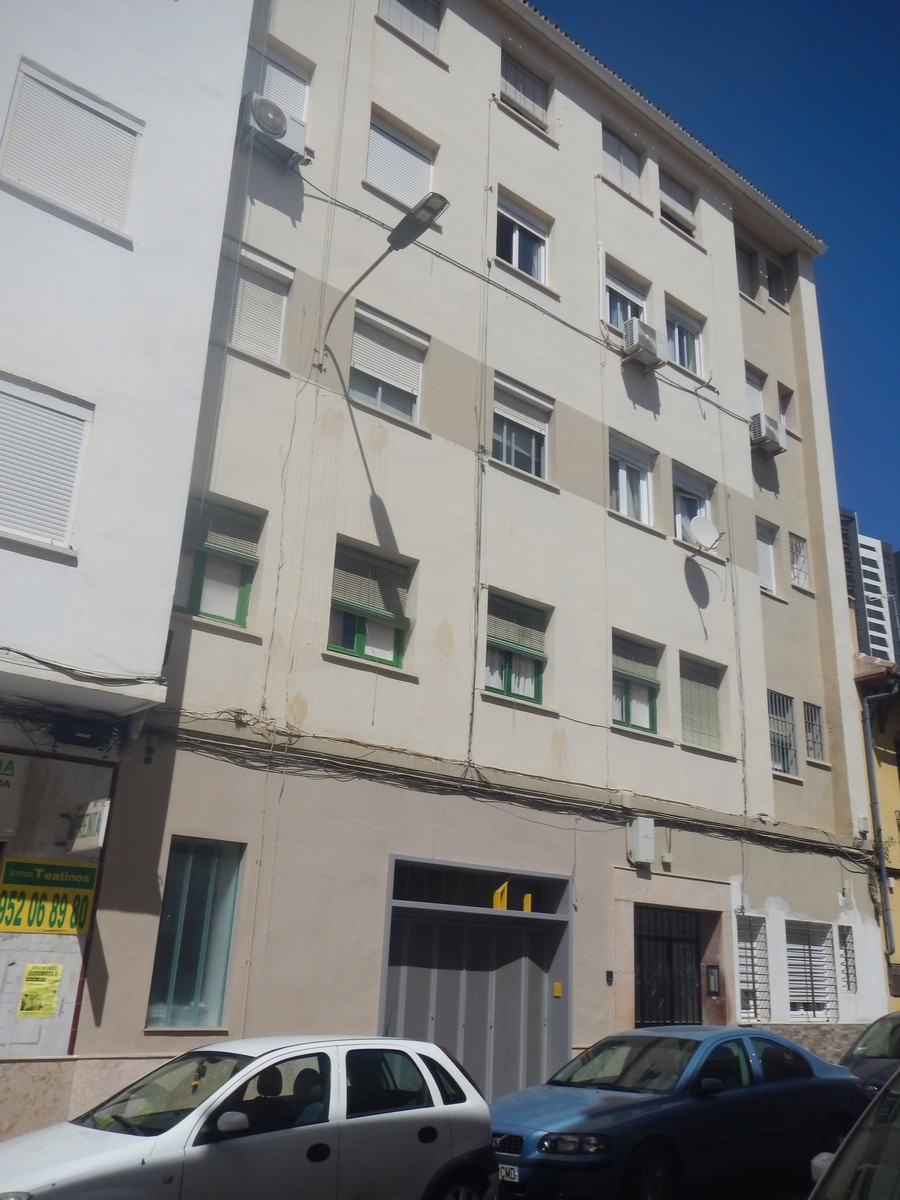 URBANA: Piso o vivienda número dieciséis, izquierda número cuatro o H de la casa 37 -3-, hoy 31 de la calle de Salamanca, de esta capital. Se halla situado en la tercera planta general de pisos, del edificio. Consta de varias dependencias y servicios - Imagen 1