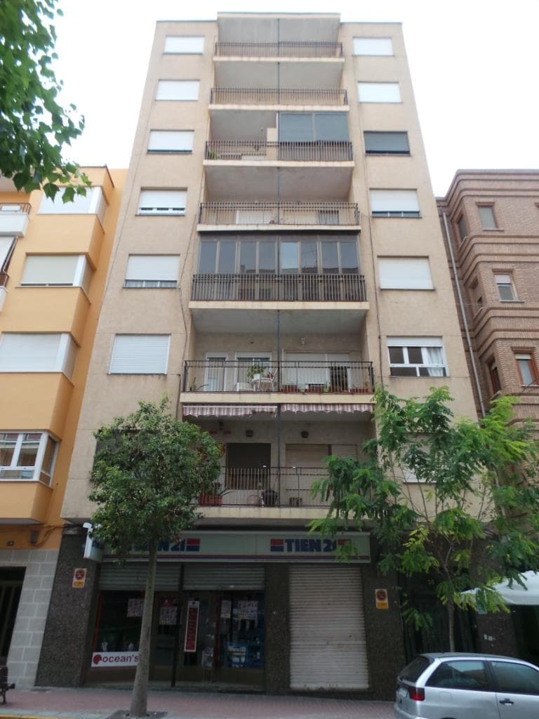 100,00% de Propiedad plena de URBANA.- Piso sexto izquierda situado en la séptima planta del edificio en Onil, Avenida Constitución, número veintidós, destinado a vivienda unifamiliar del tipo A. Subvencionada. Tiene una superficie útil de ochenta y - Imagen 1