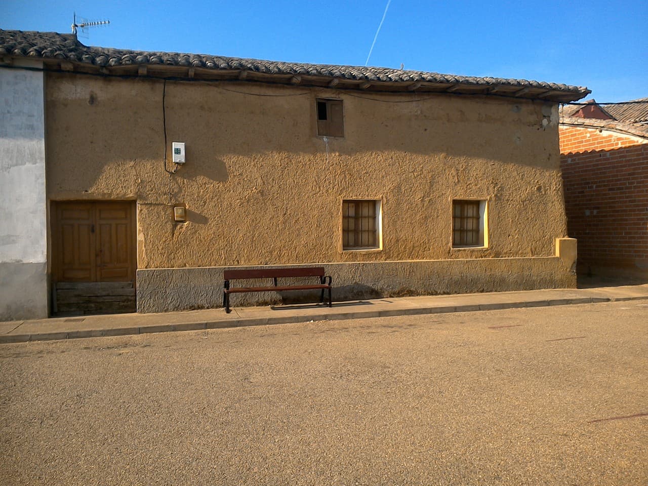 URBANA: VIVIENDA, en mal estado de conservación, sita en la Calle Camino Ancho, número 4 de la localidad de Albires, Ayuntamiento de Izagre.Referencia catastral: 2904503UM1820S0001XO. EL inmueble no se encuentra inscrito en el Registro de la Propieda - Imagen 1