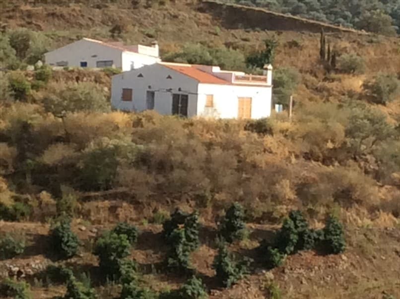 Rústica: parcela de tierra de pastos, en el paraje Espejo, de Cómpeta. Es la parcela catastral 52 del polígono 4. Tiene una superficie de veinticinco áreas y cuarenta centiáreas, o dos mil quinientos cuarenta metros cuadrados