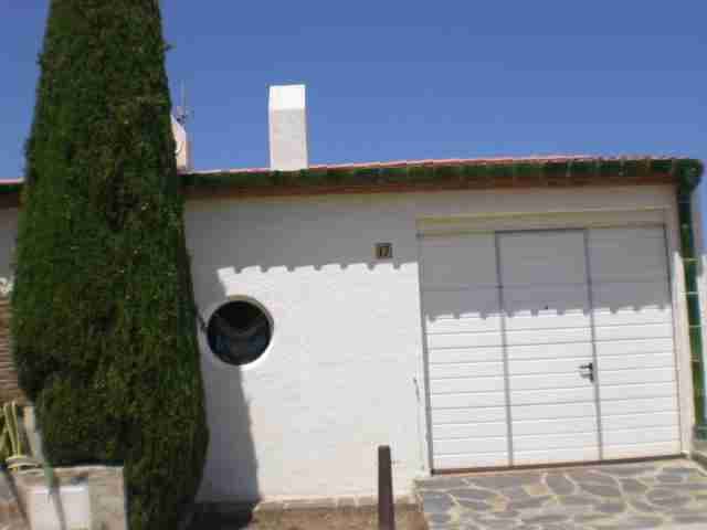 Casa compuesta de planta baja y un piso, terraza y escalera y jardín anexo, señalada de número diecisiete en la calle del Portaló de la urbanización "SA CONCA" en término de Cadaqués y paraje San Pio V. Su superficie en junto es de ciento treinta y t - Imagen 1