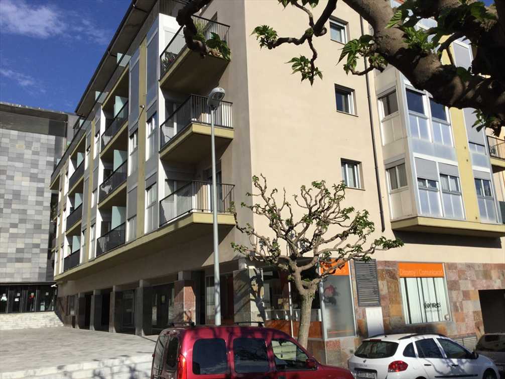 URBANA: FINCA NUMERO TREINTA Y NUEVE: LOCAL COMERCIAL número DOS con almacén posterior, en la PLANTA BAJA del edificio sito en La Seu d’Urgell, con fachadas a la Calles Comptat d’Urgell y Plaza Jacint Verdaguer, donde está identificado con el número - Imagen 1