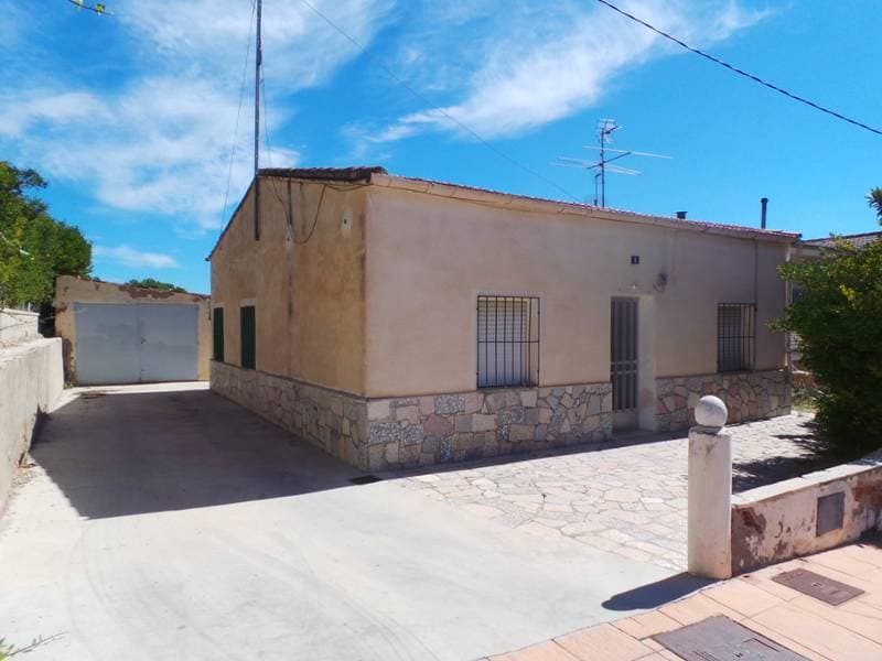 100,00% de Propiedad plena de RUSTICA. Una tierra secana en término de Onil, en la partida de "Polvora", que tiene una extensión superficiales de CUATRO AREAS y SETENTA CENTIAREAS. Linda: norte, con Elíseo Sempere Esteve; sur, con resto de la finca m - Imagen 1