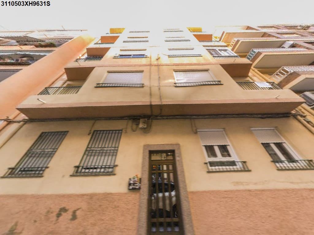 100,00% de Propiedad plena de URBANA: Vivienda nº 4, tipo B, en la planta primera, a la izquierda subiendo por la escalera de acceso a la misma, compuesta de tres dormitorios, comedor, cocina, aseo, paso, vestíbulo, galería, roperos y balcón; tiene u - Imagen 1