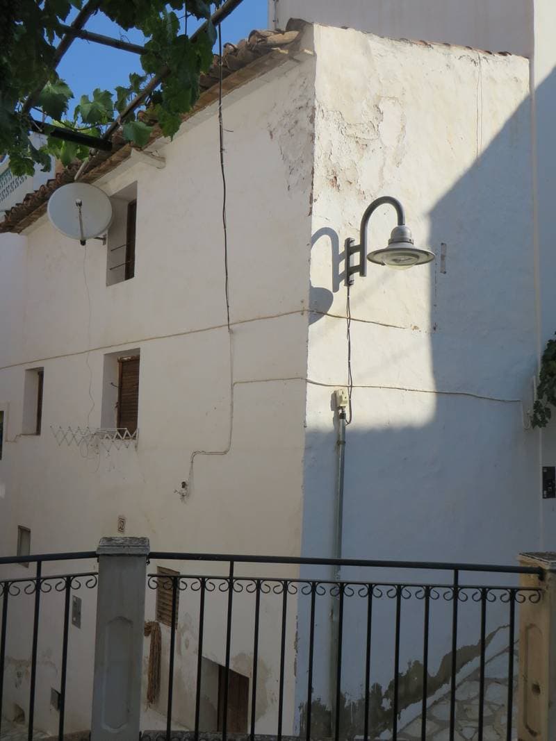 50,00% de Propiedad plena de URBANA: Sita en término de Finestrat, Alicante, Calle Sant Miquel 52. Tiene una superficie de suelo de veintidós metros cuadrados.- LINDA: Derecha entrando, en parte con finca sita en la calle Sant Miquel 50 con Referenci - Imagen 1